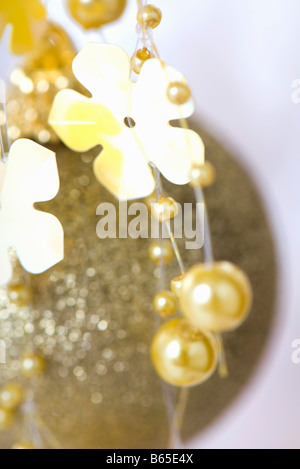 Dekorative Girlande und gold Christbaumkugel, close-up Stockfoto