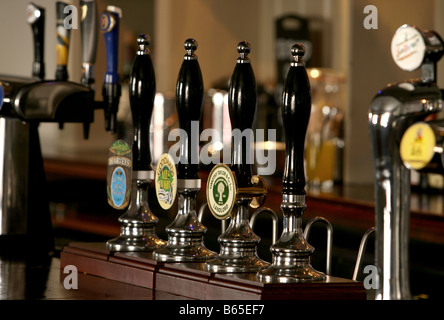 Bier-Pumpen und Armaturen in einem Pub in Shoreham Sussex UK Stockfoto