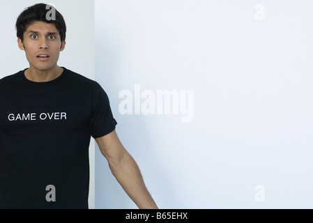 Mann trägt t-Shirt gedruckt mit den Worten "Game over" Stockfoto