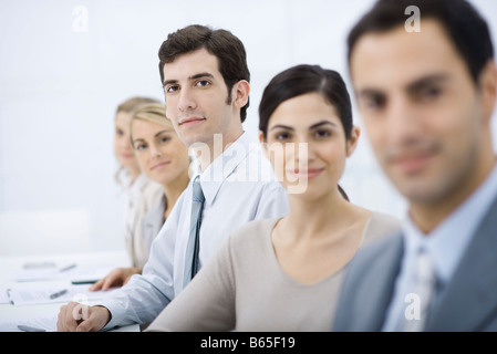 Profis, die aufgereiht, Blick in die Kamera, selektiven Fokus Stockfoto