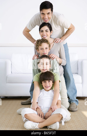 Familie aufgereiht eine hinter der anderen, kürzeste, höchste, posieren für Gruppenfoto Stockfoto