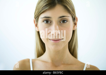 Frau lächelt in die Kamera, Porträt Stockfoto