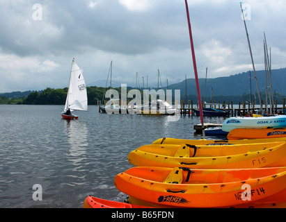 Kanus am Strand von Nichol Ende Marine, Derwent Water, Nationalpark Lake District, Cumbria, England UK Stockfoto