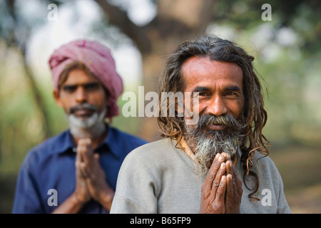 Lucknow, Uttar Pradesh, Indien, Landschaft in der Nähe von Rae Bareli, Mann mit Händen umklammert Gruß und lächelnd Stockfoto