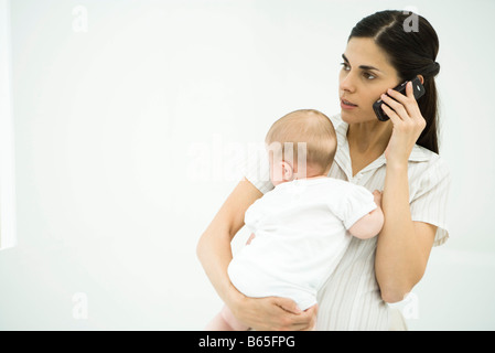 Mutter mit Kind, mit Handy Stockfoto