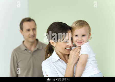 Frau mit Baby, Mann stand im Hintergrund Stockfoto