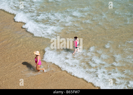 Zwei Reife Frauen zu Fuß am Ufer Meeres. El Sardinero Strand. Santander. Cantabria Provinz. Spanien. Stockfoto