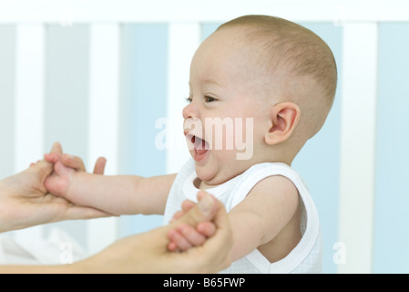 Baby spielt mit Mutter, verkürzte Ansicht Stockfoto