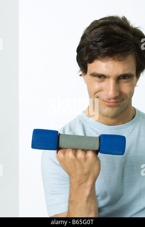Mann heben der Hantel, Grinsen in die Kamera Stockfoto