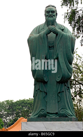 Statue des Philosophen und Lehrer Konfuzius im chinesischen Garten in Singapur Stockfoto