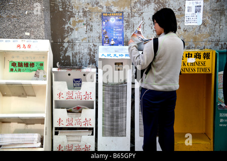 Chinesische Sprache Zeitungen in Londons Chinatown Stockfoto