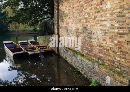 Leere Punts sitzen auf dem Fluss Cam in Cambridge, England, UK Stockfoto