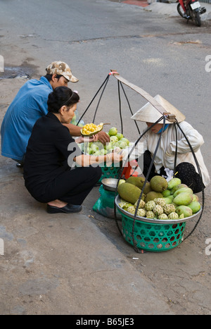 Hausbesetzung street Trader das Tragen einer konischen Blätter hat, Ho Chi Minh City, Vietnam Stockfoto