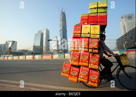 Ein Mann fährt Fahrrad mit Speiseöl an einer Baustelle in Guangzhou, Guangdong, China. 26. Dezember 2008 Stockfoto