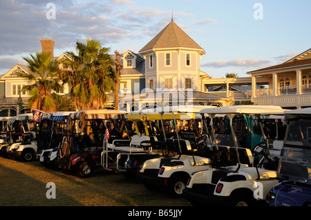 Lake Sumter Landing Club und Golf Cart Parkplatz befindet sich in Zentral Florida Amerika USA Sumter Landung ist ein Teil der Villa Stockfoto