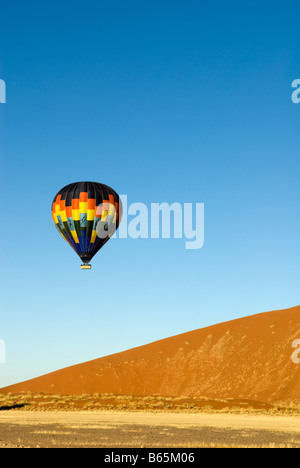 Heißluftballon fliegt über den Namib Naukluft National Park Sesriem Namibia Stockfoto