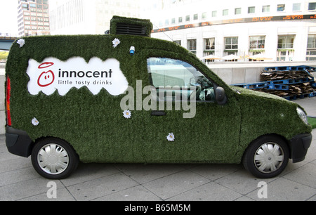 Promotion Fahrzeug für Getränke Unternehmen abgedeckt in Kunstrasen, London Stockfoto