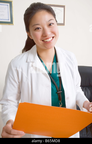 Die Ärztin hält Patientenakte. Stockfoto