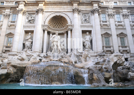 Trevi-Brunnen in Rom, Italien, die den Film "3 Münzen im Brunnen" inspiriert und Respighis Ton Gedicht der Fontane di Roma Stockfoto