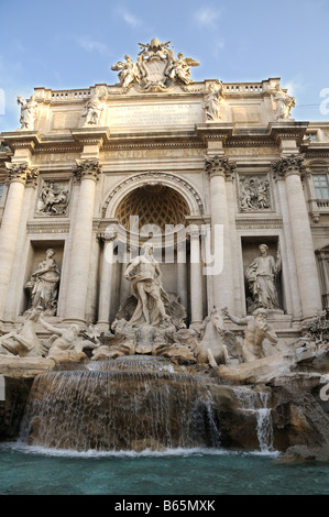 Trevi-Brunnen in Rom, Italien, die den Film "3 Münzen im Brunnen" inspiriert und Respighis Ton Gedicht der Fontane di Roma Stockfoto