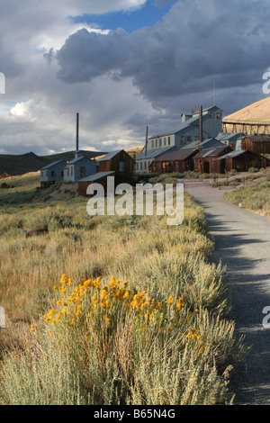 Blick auf die Mühle in der gold-Bergbau-Siedlung Bodie "Ghost Town", Mono County, Sierra Nevada Bergkette, Kalifornien, USA Stockfoto