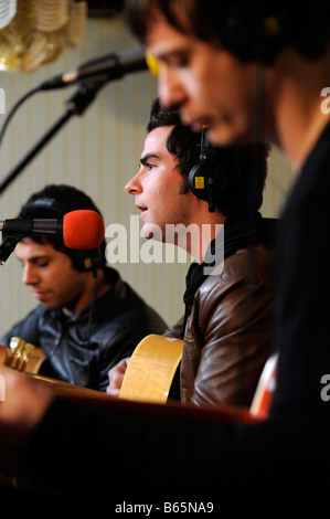 STEREOPHONICS SÄNGER KELLY JONES MIT ADAM ZINDANI LINKS UND RICHARD JONES WÄHREND EINE BESONDERE LEISTUNG IN SEINER HEIMATSTADT CWM Stockfoto