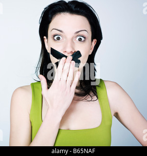 Porträt der jungen Frau reduzieren, um auf isolierte Hintergrund zum Schweigen zu bringen Stockfoto