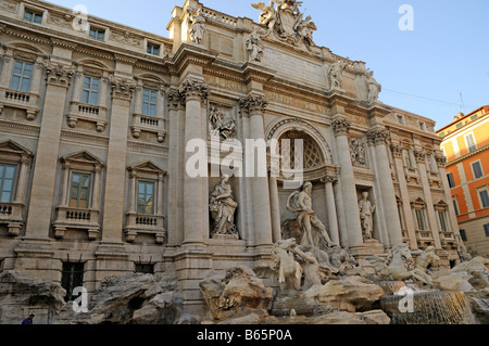 Trevi-Brunnen in Rom, Italien, die den Film "3 Münzen im Brunnen" inspiriert und Respighis Ton Gedicht der Fontane di Roma Stockfoto