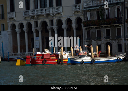 Lieferung der Ware am Canal grande in Venedig Italien Stockfoto