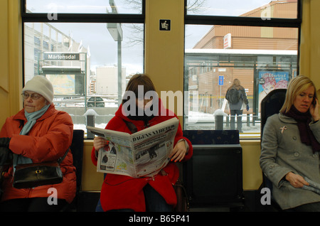 Passagiere mit der Straßenbahn in Stockholm Schweden Stockfoto