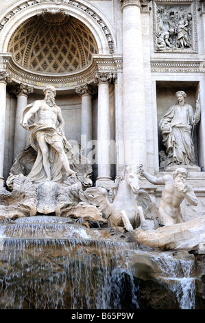 Trevi-Brunnen in Rom, Italien, die den Film "3 Münzen im Brunnen" inspiriert und Respighis Ton Gedicht der Fontane di Roma Stockfoto