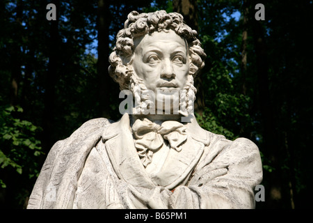 Statue von Russlands berühmtester Dichter Alexander Pushkin (1799-1837) in den Gärten des Palastes haben in der Nähe von Moskau, Russland Stockfoto