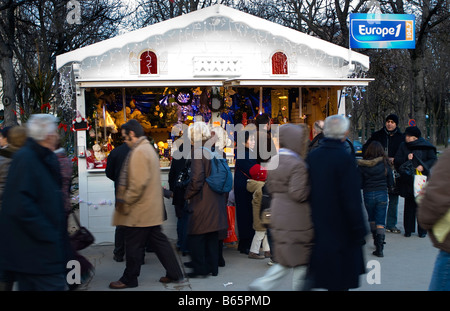 Paris France Christmas Shopping, Senioren, große Menschenmassen am traditionellen Weihnachtsmarkt in der Winterstraße Ave des Champs Elysees Stockfoto