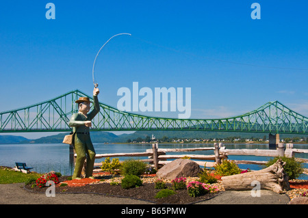 Stadt von Campbellton, Statue und Brücke New Brunswick, Kanada Stockfoto