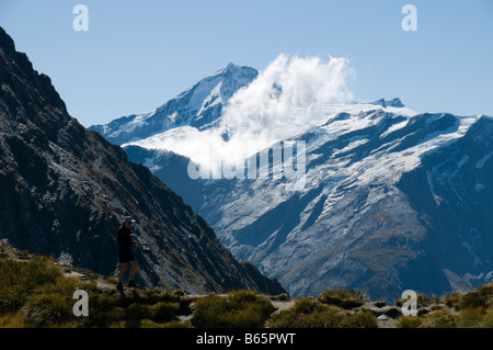 Mount Aspiring über das Matukituki Tal, aus dem Cascade Saddle, Mount Aspiring Nationalpark, South Island, Neuseeland Stockfoto