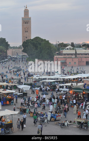 Djemaa el Fna in Marrakesch, Marokko in der Abenddämmerung Stockfoto