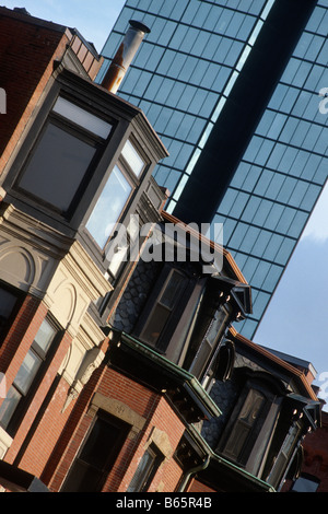 Boston USA historischen Sandsteinhaus-Bauten des 19. Jahrhunderts auf der Newbury Street und der John Hancock Tower im Hintergrund Stockfoto