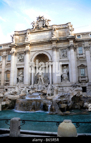 Trevi-Brunnen in Rom, Italien, die den Film "3 Münzen im Brunnen" inspiriert und Respighis Ton Gedicht der Fontane di Roma Stockfoto