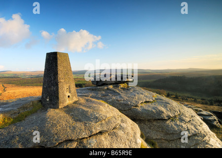 Frühen Morgenlicht am Bellever Tor auf Dartmoor in South Devon UK mit der Triangulation Säule auf dem Gipfel Stockfoto