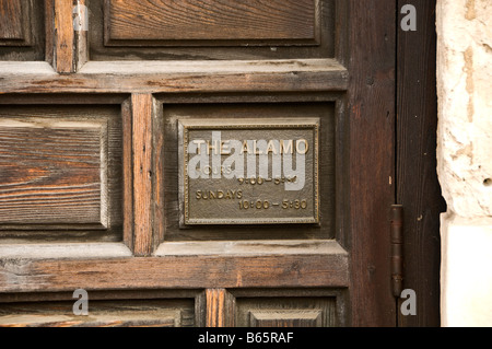 die Alamo Mission Schrein Denkmal Markierung am geschnitzten hölzernen Eingang Tür Gedenkstätte Gedenkstätte San Antonio, Texas tx Stockfoto