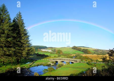 Ein Regenbogen über dem East Dart River an der Bellever auf Dartmoor National Park Stockfoto