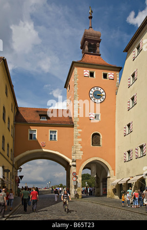 Clocktower Museum und gewölbten Eingang nach Regensburg am Ende des Steins Brücke Deutschland Stockfoto