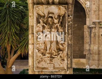 Geschnitzte Relief in den Kreuzgängen der Katharer Saint-Just-et-Saint-Pasteur de Narbonne erbaut 1272, Narbonne, Languedoc-Roussillo Stockfoto