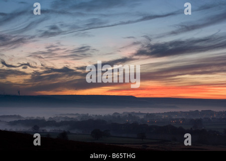 Die Aussicht vom Baildon Moor bei Sonnenuntergang, als Nebel füllt die Aire Valley am Eldwick, in der Nähe von Bradford, West Yorkshire Stockfoto