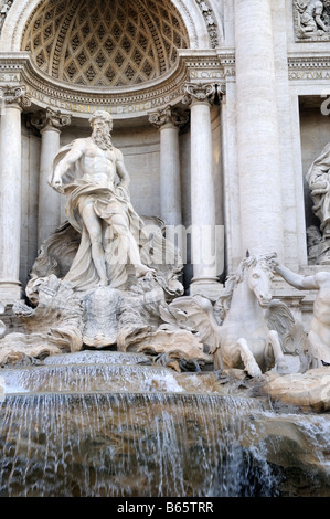 Trevi-Brunnen in Rom, Italien, die den Film "3 Münzen im Brunnen" inspiriert und Respighis Ton Gedicht der Fontane di Roma Stockfoto