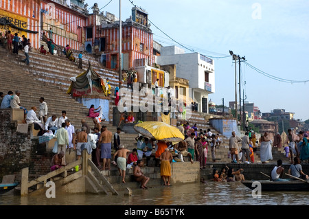 Morgenandacht und Ritual Baden an den Ghats im Fluss Ganges in Varanasi, Indien Stockfoto
