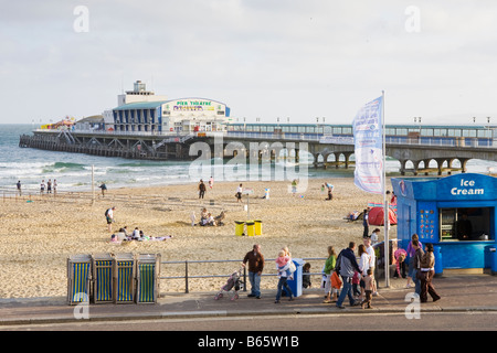 Bournemouth Pier und Strand Stockfoto