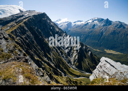 Plunket Dome und Mount Aspiring über das Matukituki Valley, aus dem Cascade Saddle, Mount Aspiring National Park, South Island, Neuseeland Stockfoto