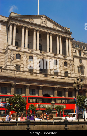 London, England, Vereinigtes Königreich. Bank von England. Roter bus Stockfoto