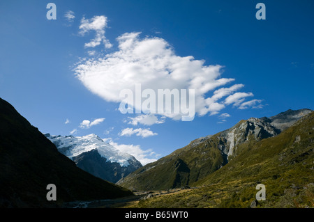 Wolke über Mount Edward und Dart Hochtal, Rees Dart Track, Mount Aspiring Nationalpark, Südinsel, Neuseeland Stockfoto